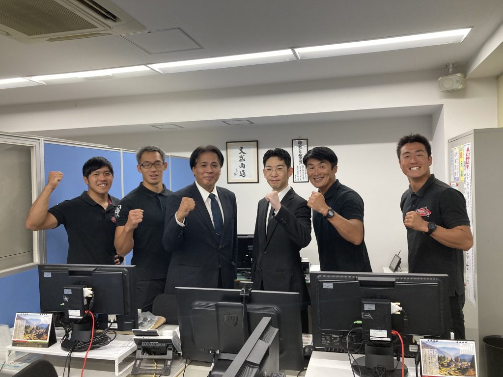 全体朝礼後のテイケイ平塚支社